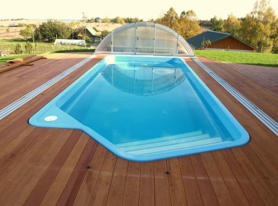 PISCINES AMB TARIMA DE FUSTA.