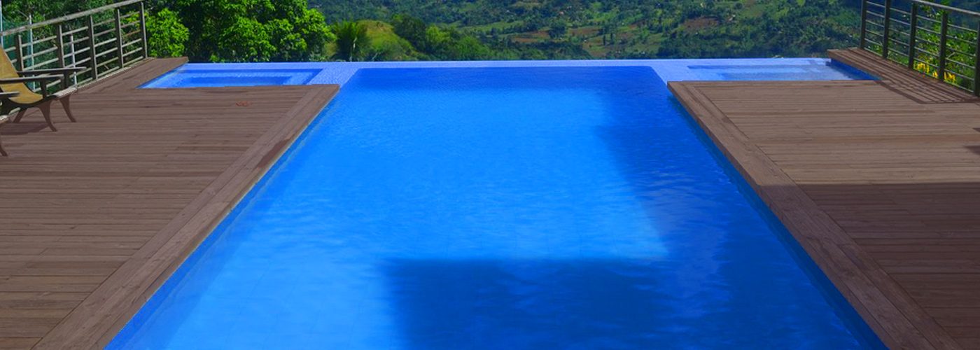 Piscina realitzada a Sant Feliu de Guíxols amb tarima de Teka.